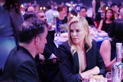 Una Charlize Theron super a Hong Kong: ​scollatura vertiginosa 3