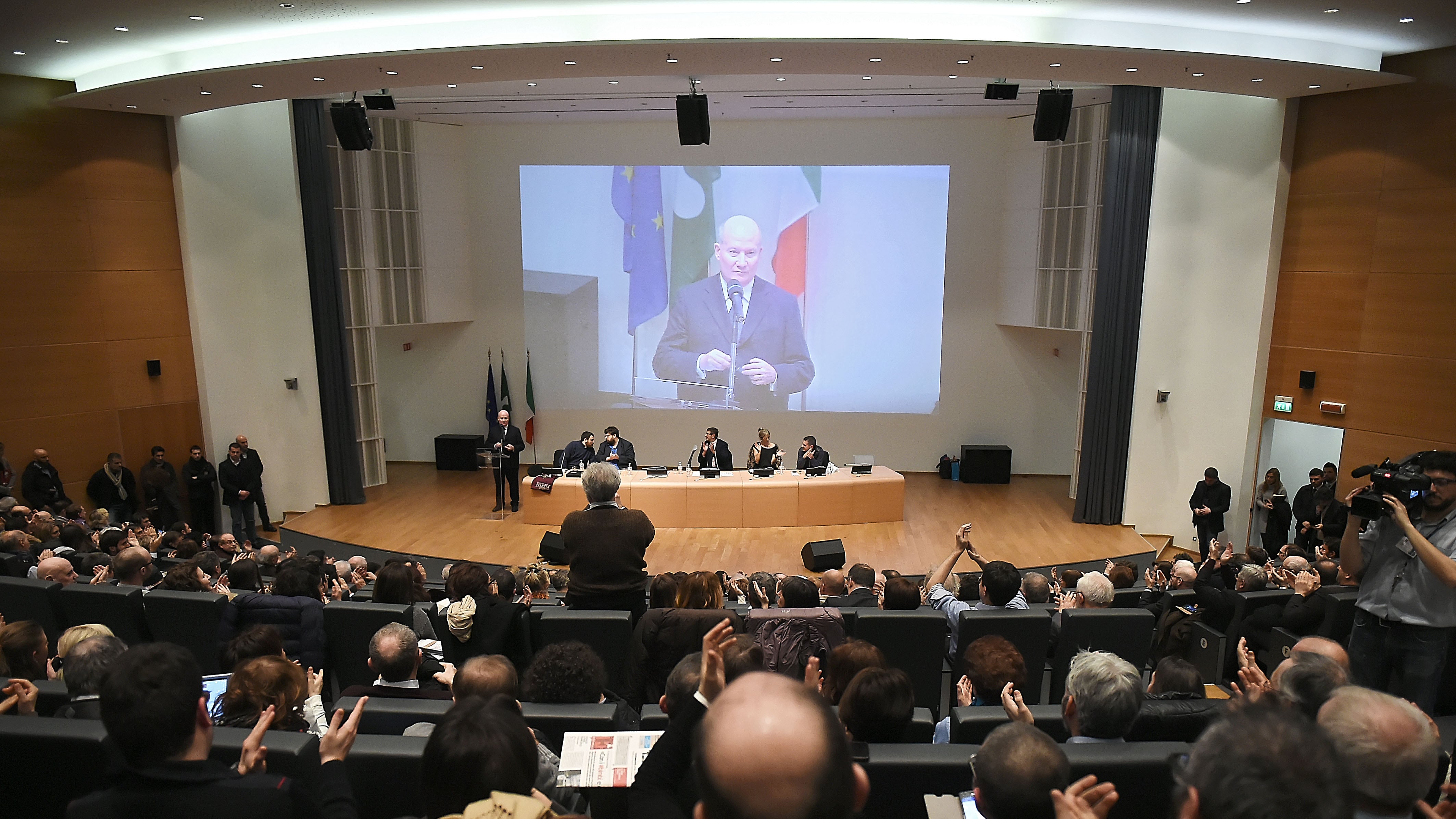 Convegno sulla famiglia, polemiche sul prete accusato di abusi sessuali
