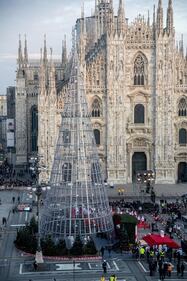 Tripudio di luci per l'accensione dell'albero di Natale in piazza del Duomo 1