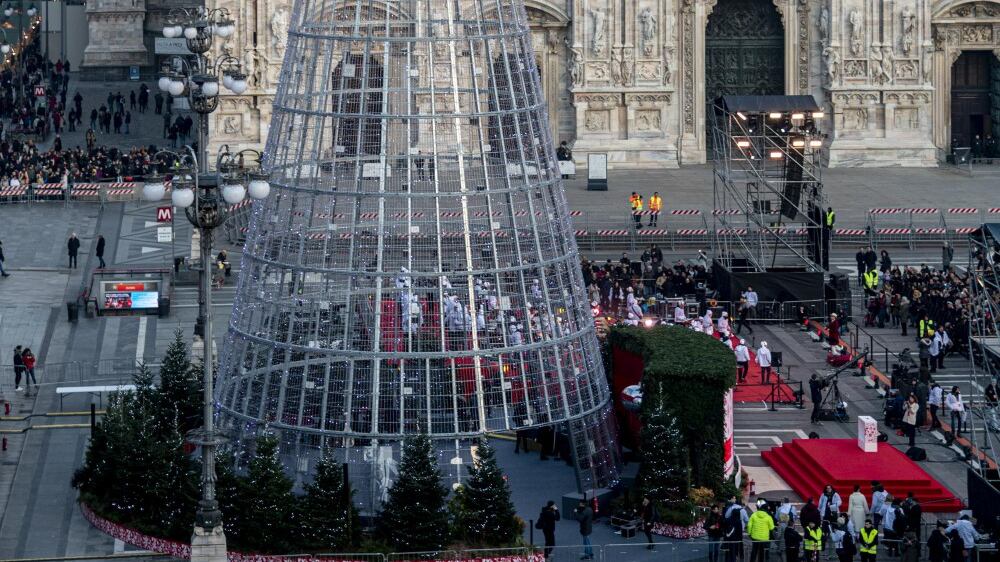 Tripudio di luci per l'accensione dell'albero di Natale in piazza del Duomo 1