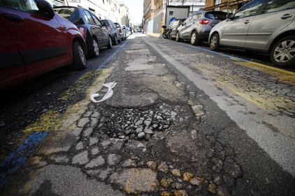 Gli interventi dei vigili urbani per chiudere le buche sulle strade della Capitale 11