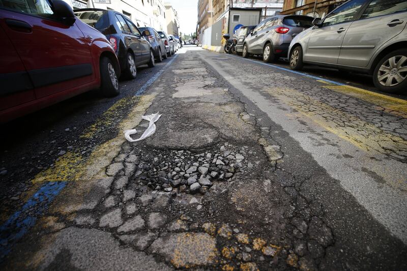 Gli interventi dei vigili urbani per chiudere le buche sulle strade della Capitale 11