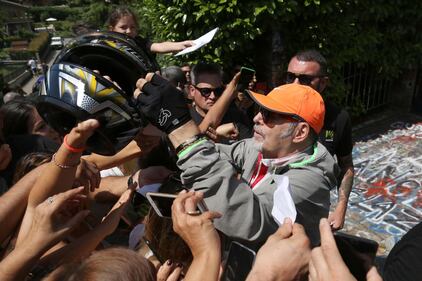 I fan di Vasco Rossi fuori la casa di Verrucchia 5