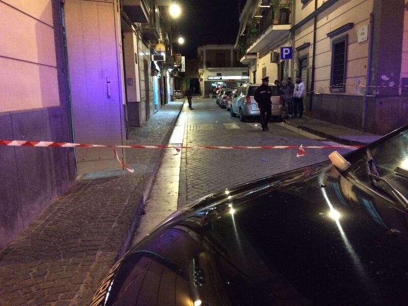 Sparano e colpiscono un innocente: i carabinieri sulla scena del crimine 13
