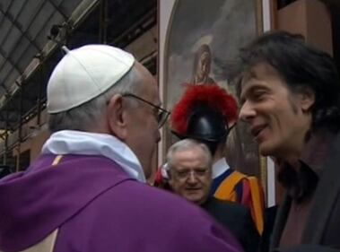 Il Papa saluta i fedeli dopo la messa 1