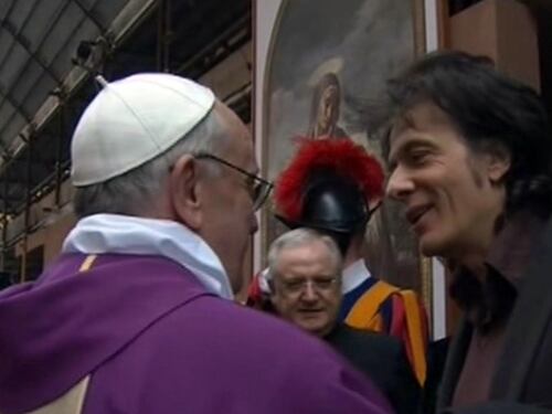 Il Papa saluta i fedeli dopo la messa