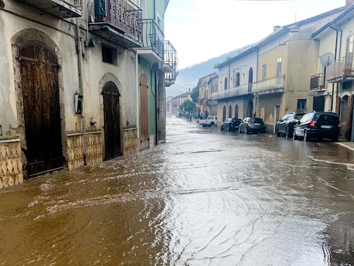 Bomba d'acqua nell'Avellinese. Un uomo travolto dalla sua macchina