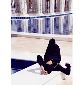 Rhianna posa col velo, scatti da Abu Dhabi 7
