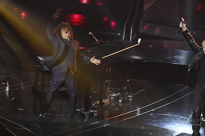 Sanremo 2024: ecco il look della quarta serata del Festival di Irama 8
