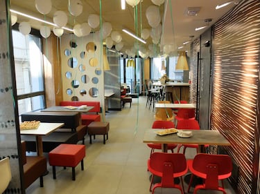 Coda a Milano davanti al nuovo McDonald's 11