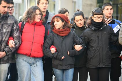 Gli studenti in corteo a Milano: alcuni indossano gilet gialli 2