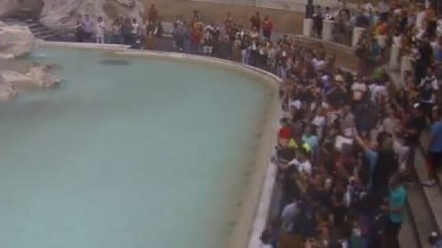 Roma, tuffo nella fontana e viene braccato dal vigile Scatta multa da 550 euro