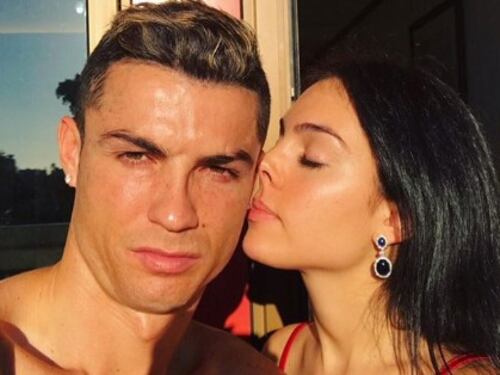 La carezza di Georgina a Cristiano Ronaldo: "L'amore è paziente e non invidioso"