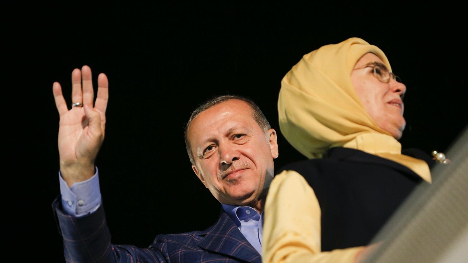Turchia, Erdogan celebra la vittoria in un referendum contestato