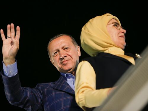 Turchia, Erdogan celebra la vittoria in un referendum contestato