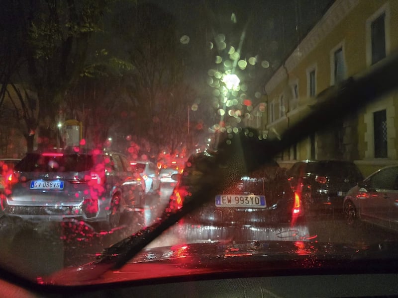 Roma paralizzata tra bomba d'acqua e scioperi 6