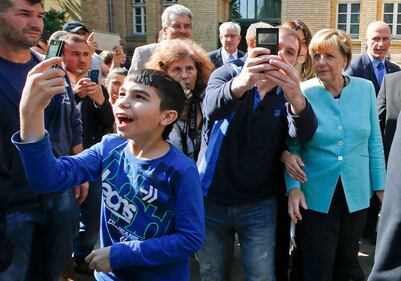 Berlino, i selfie della Merkel con gli immigrati 4