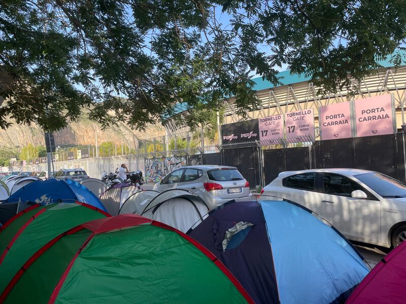 Palermo, i fan di Vasco aspettano davanti lo stadio Renzo Barbera 3