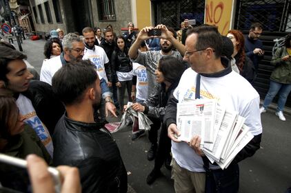 Milano, antagonisti attaccano Salvini 12