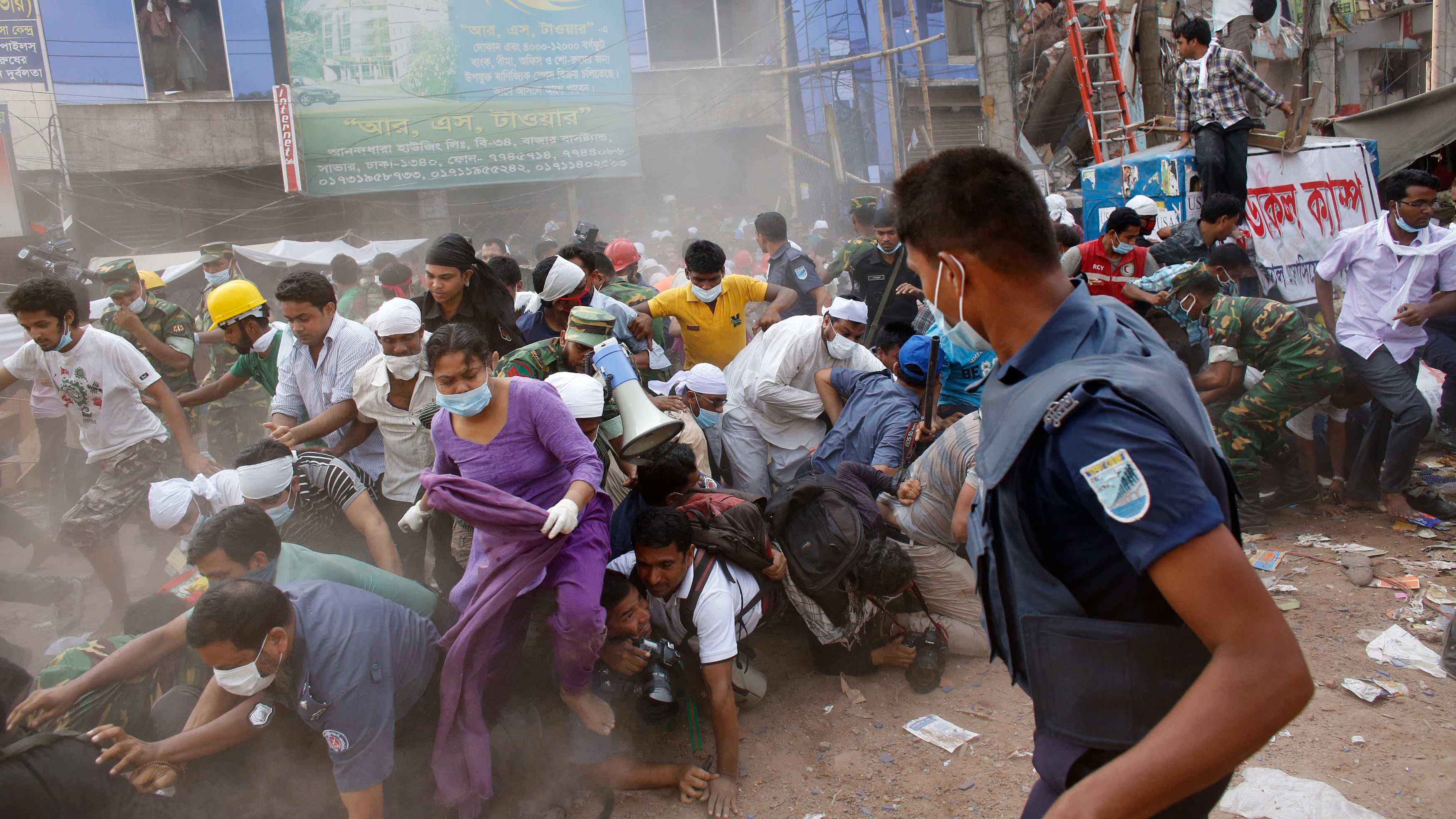 Bangladesh, 281 morti nel crollo di un palazzo: 200 vivi sotto macerie