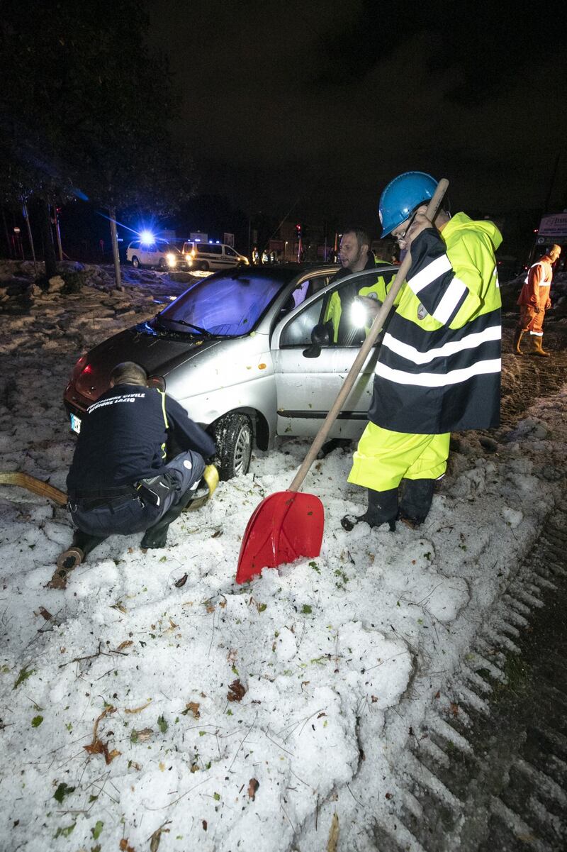 Roma in tilt per la grandine, strade inondate da acqua e ghiaccio 8