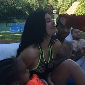 Kylie Jenner hot in bikini con le amiche 3