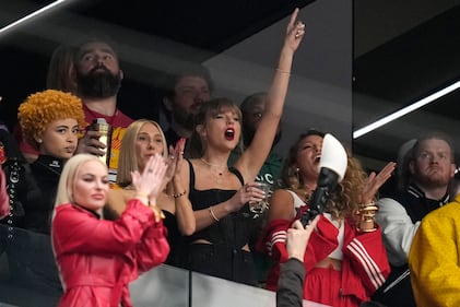 Super Bowl, Taylor Swift festeggia con il fidanzato 2