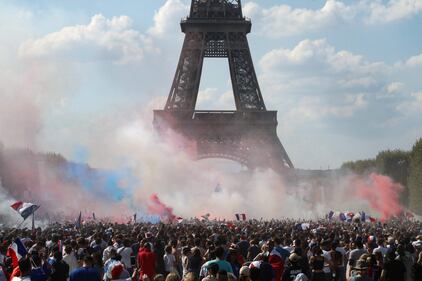 Francia campione del Mondo: tifosi in delirio sotto la Tour Eiffel 18