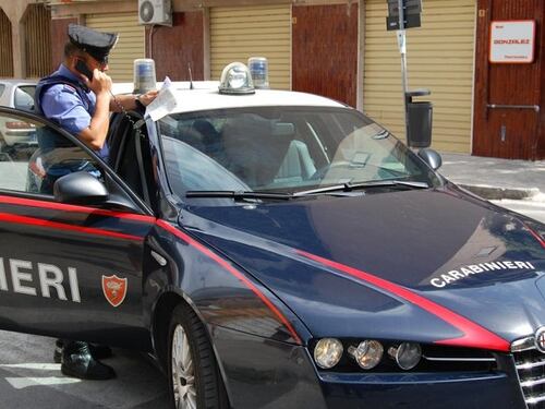 Minaccia e chiede soldi all'automobilista, ma è un carabiniere: arrestato