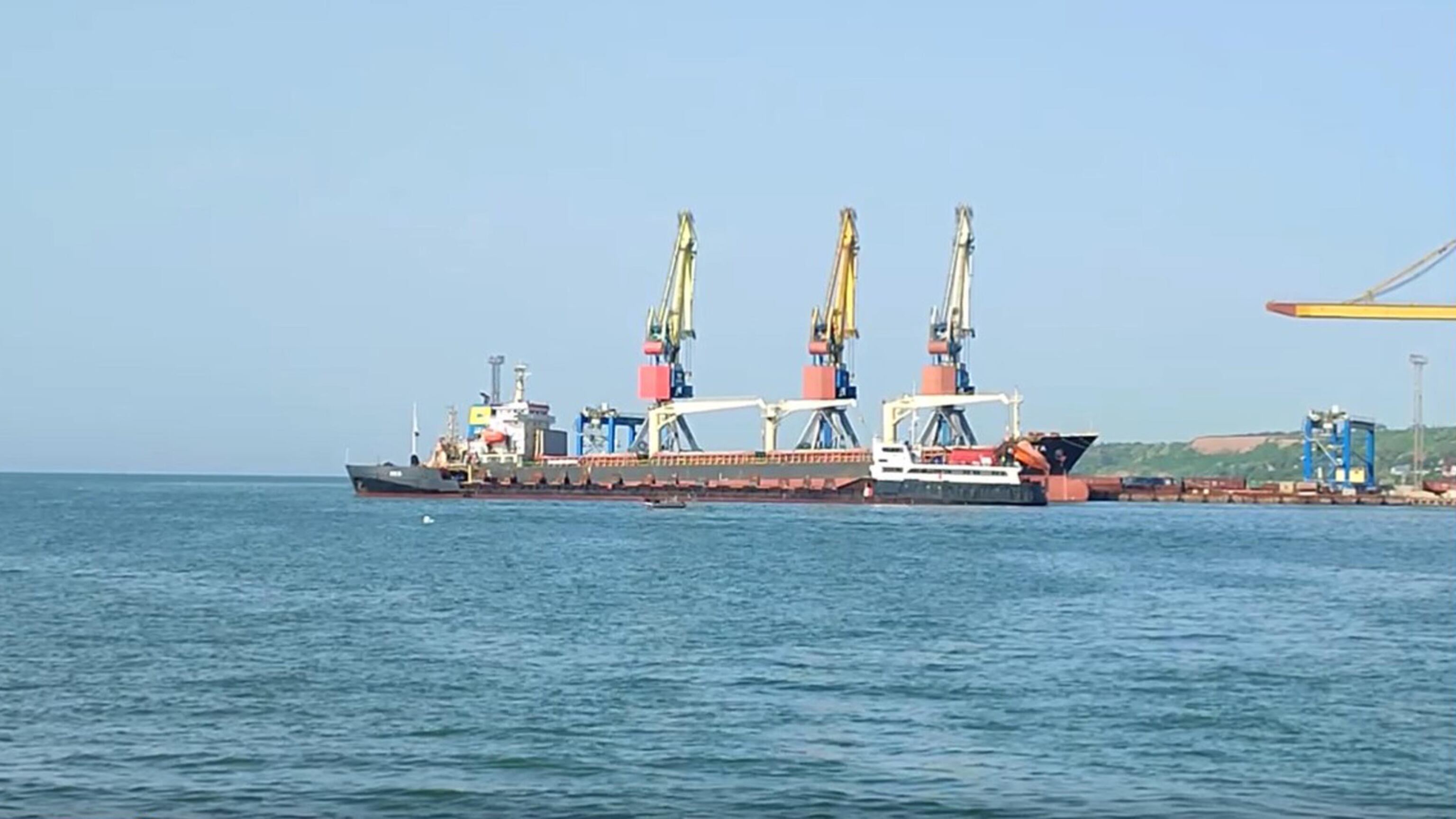 Salpata da Mariupol la prima nave cargo carica di metallo. Kiev: "È saccheggio"