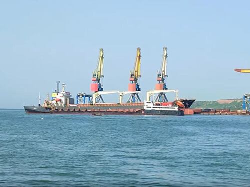 Salpata da Mariupol la prima nave cargo carica di metallo. Kiev: "È saccheggio"