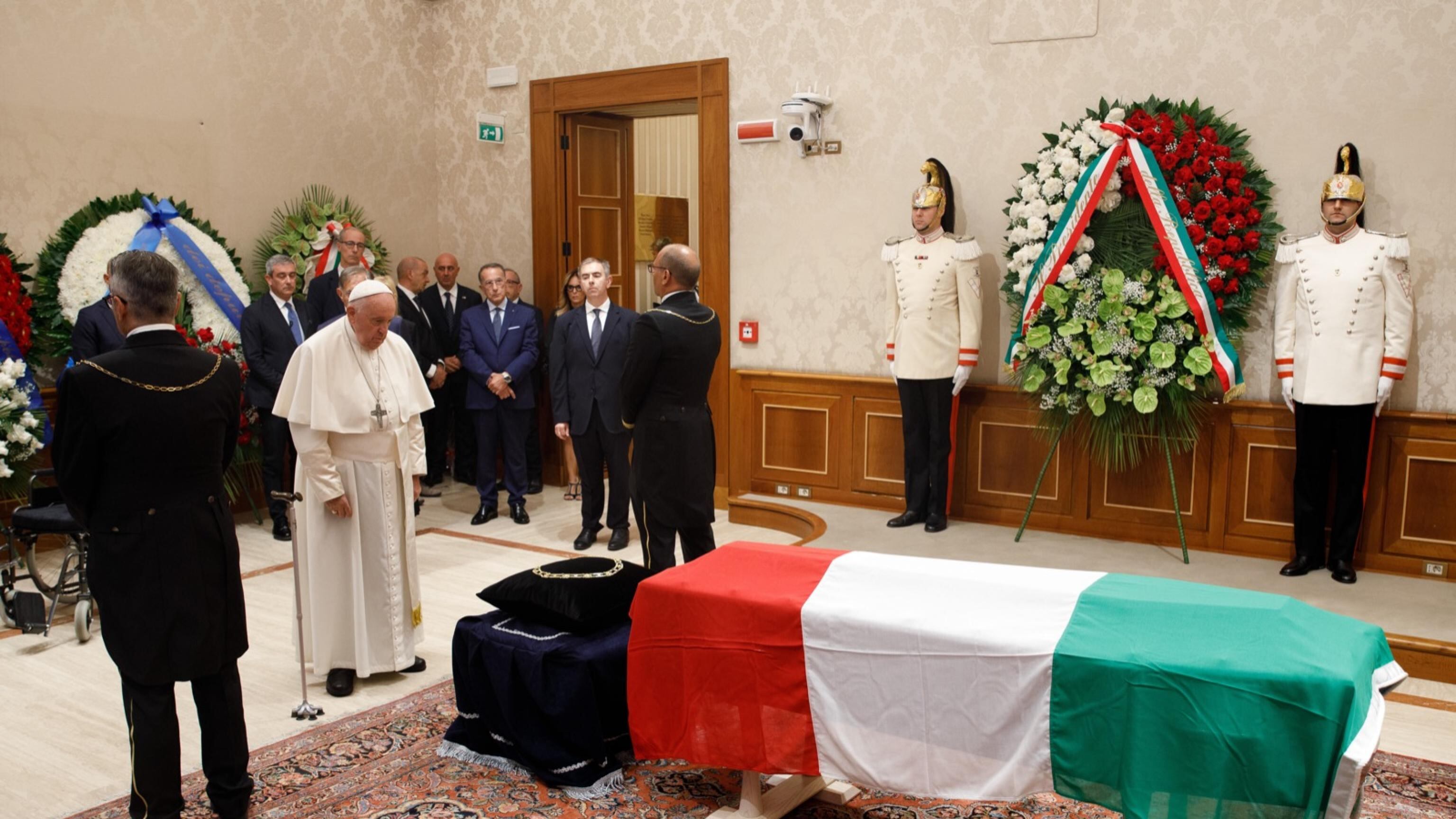 Il Papa a sorpresa in Senato. Omaggio al feretro tricolore senza il segno della croce