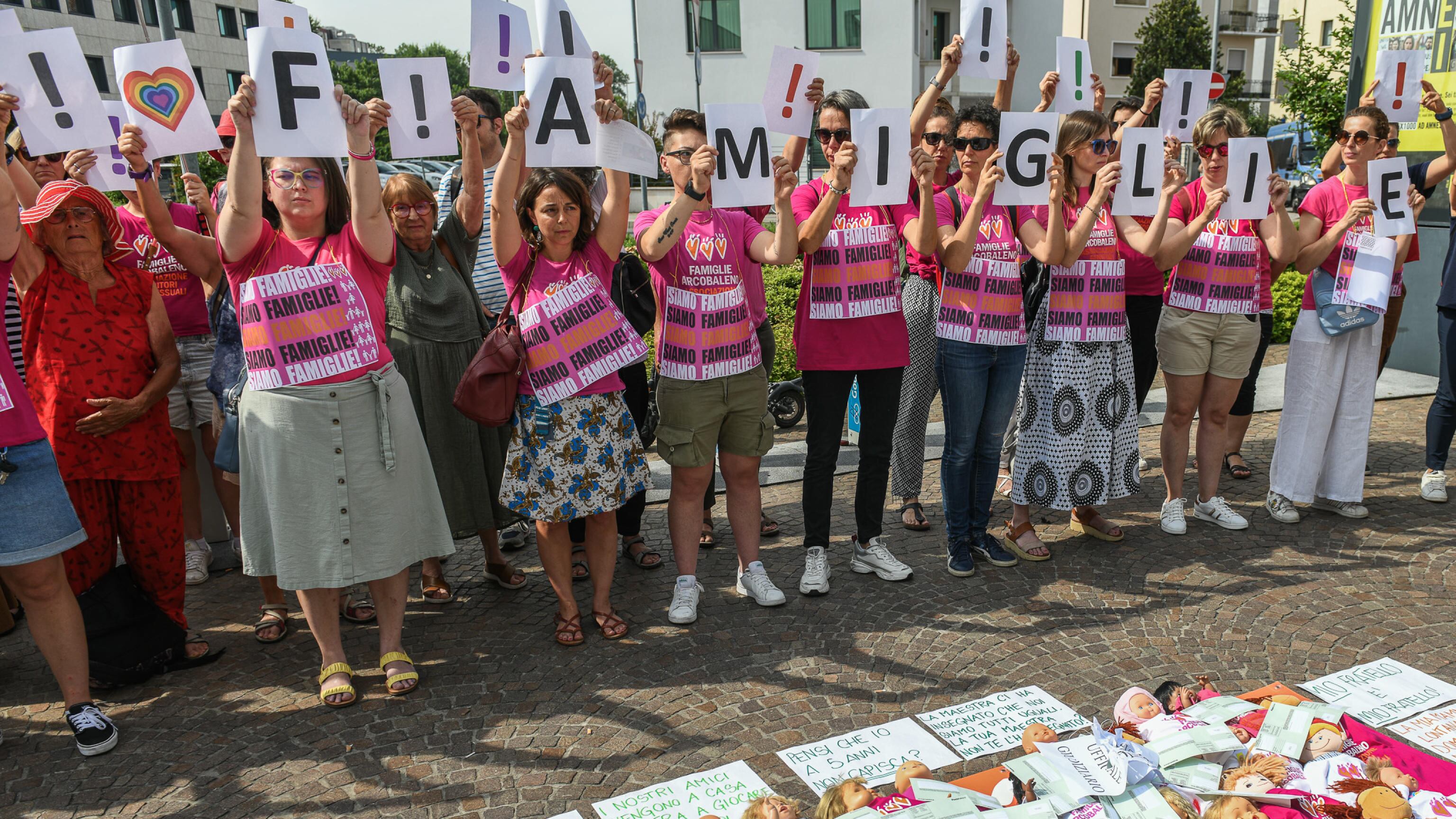 Coppie gay, altro schiaffo. "No ai bimbi con due mamme"