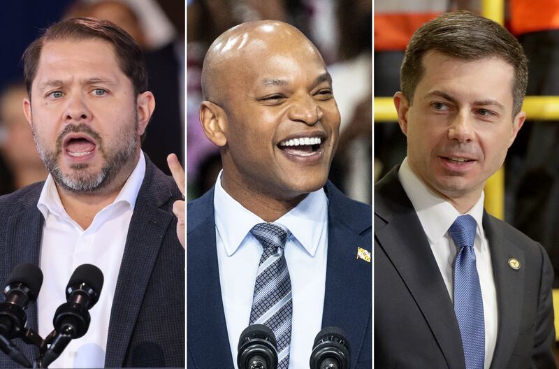 Da sx verso dx: Ruben Gallego, Wes Moore, Pete Buttigieg