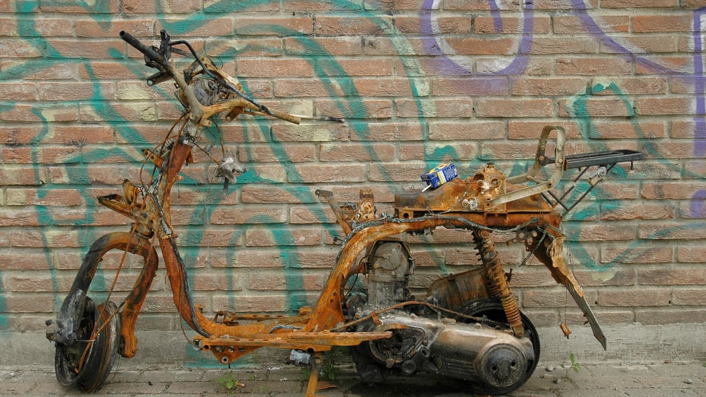 Il Comune paga 24mila euro per un motorino abbandonato da 33 anni
