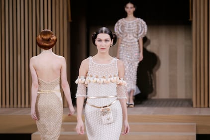 Bella Hadid si mostra in topless 47