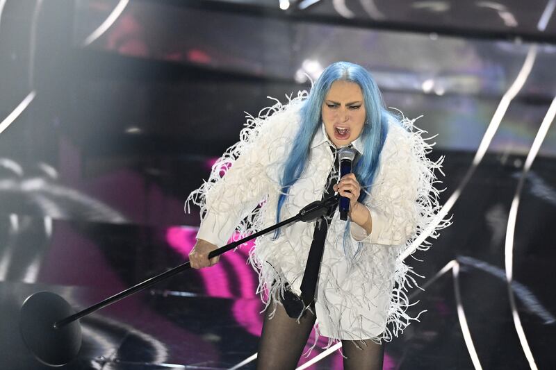Sanremo 2024: ecco il look della seconda serata del Festival di Loredana Bertè 9
