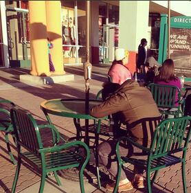 Impazzano sul web le foto degli uomini distrutti dallo shopping 12