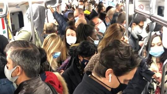 Il sindaco Sala fa la morale ai milanesi ma in metrò ora si viaggia assembrati