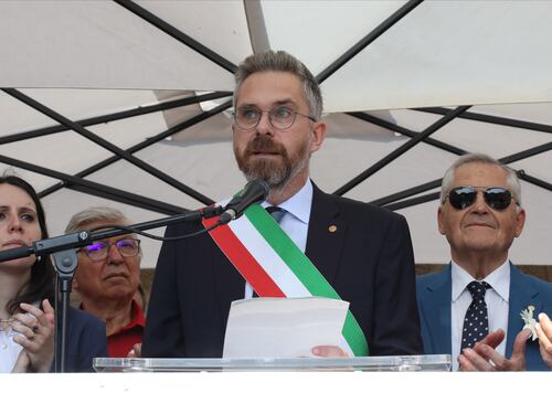 "Stop all'arabo a scuola, usato per insultare". L'attacco al sindaco Leopore dopo gli auguri di Ramadan