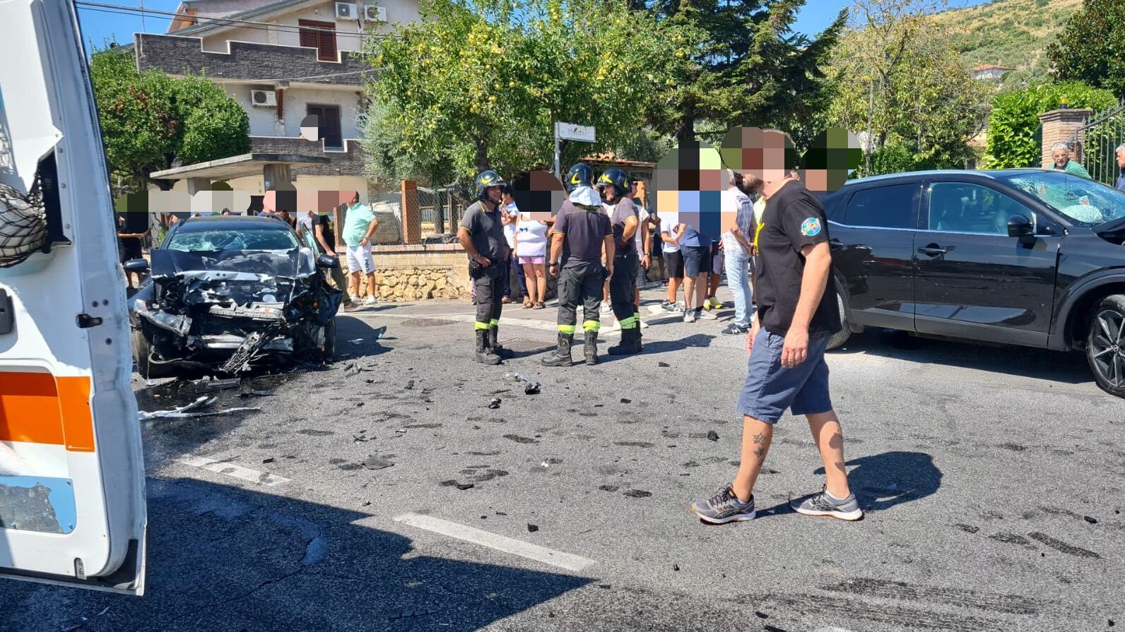 Alatri, uno schianto in diretta social. Travolti e feriti mamma e due bimbi