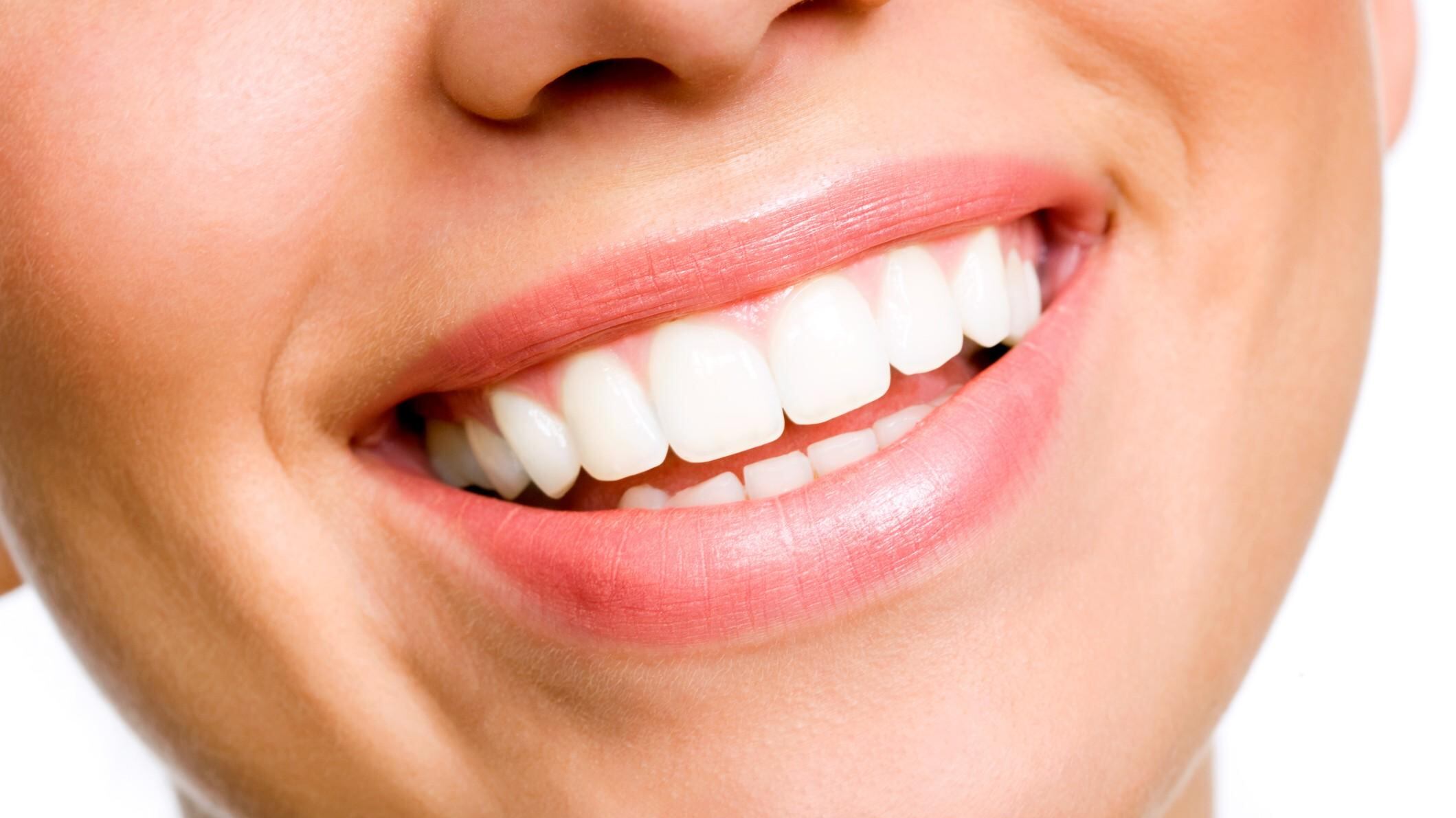 Lo sbiancamento dei denti fai-da-te con carta stagnola e dentifricio