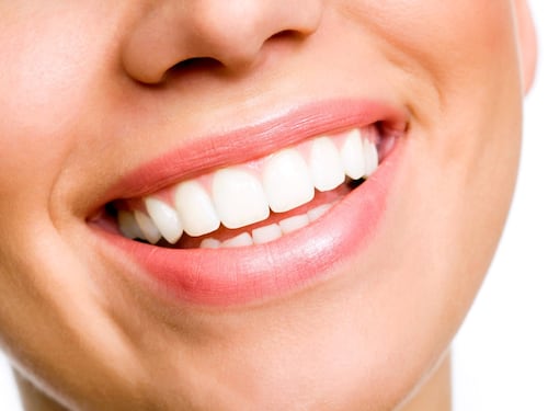 Lo sbiancamento dei denti fai-da-te con carta stagnola e dentifricio