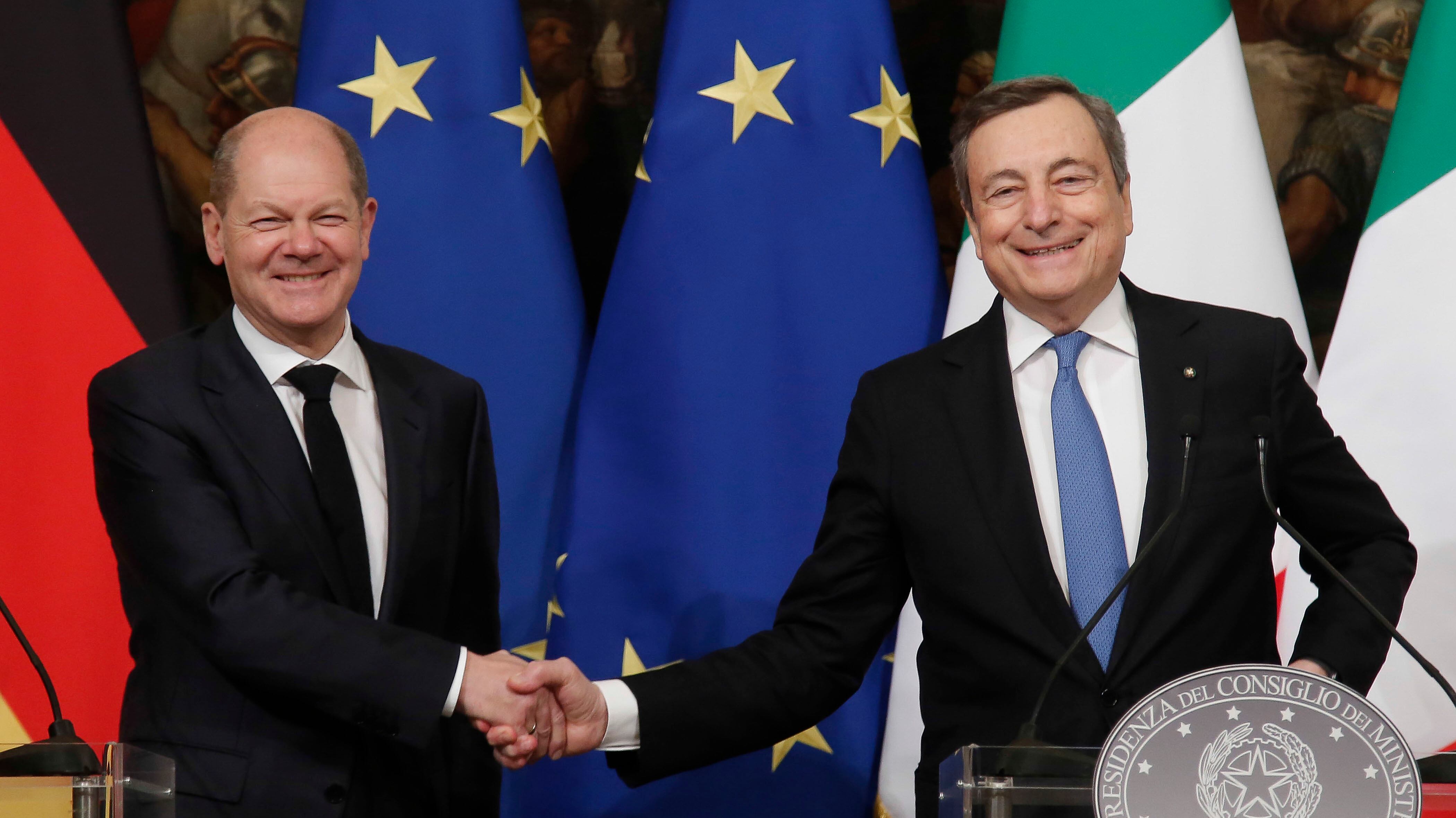 Super green pass per la vita sociale. Draghi punta tutto sulle terze dosi. E aspetta altri dati