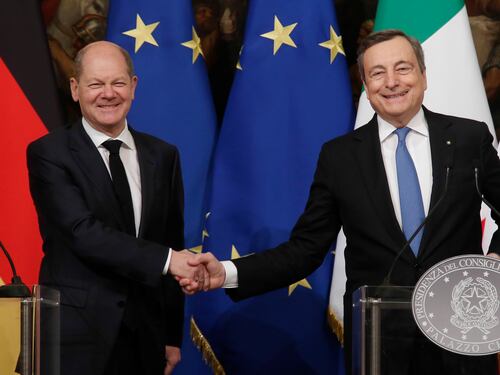 Super green pass per la vita sociale. Draghi punta tutto sulle terze dosi. E aspetta altri dati