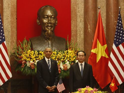 Obama revoca l'embargo sulle armi al Vietnam e sfida la Cina
