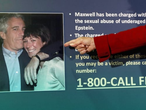 Abusi sulle minorenni: la complice di Epstein rischia 80 anni