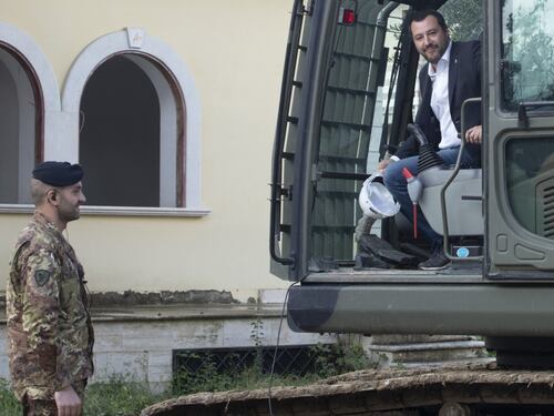Salvini: "La ruspa? Se finisce come ministro, ho seconda professione da demolitore"