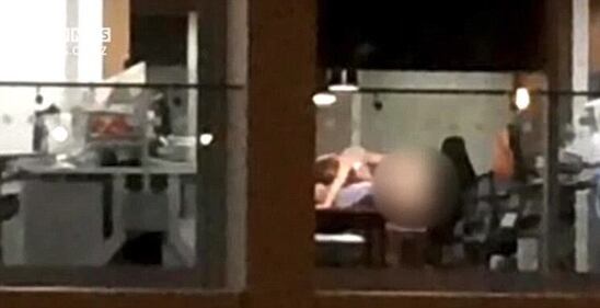 Scandalo a luci rosse: sorpresi a fare sesso in ufficio 4