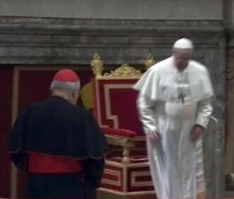 Papa Francesco inciampa 1